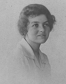 head and shoulders black-and-white photograph of jean curlewis as a young woman
